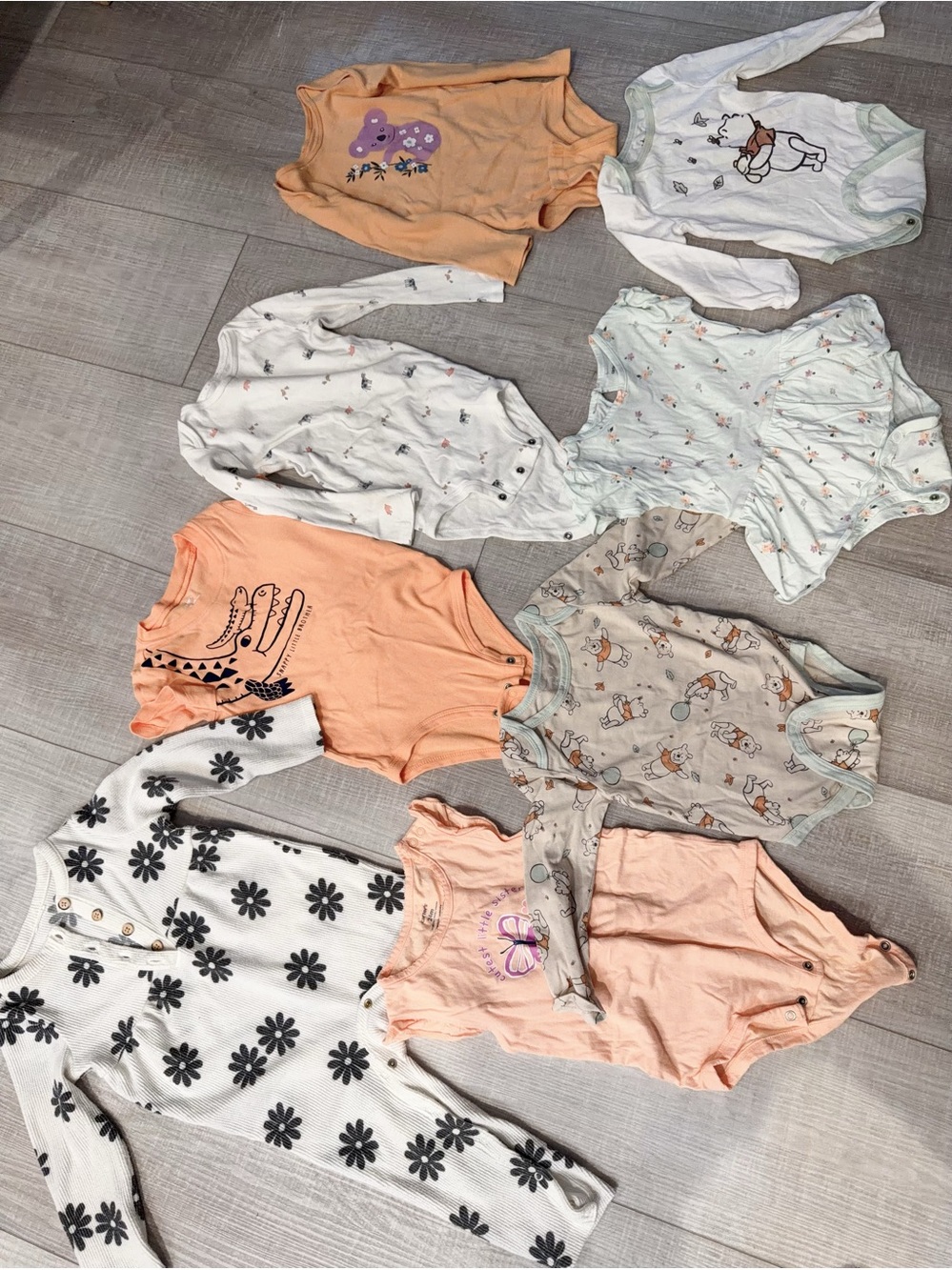 Baby girl onesies various 8pieces Baby girl onesies various prints
Size: 24